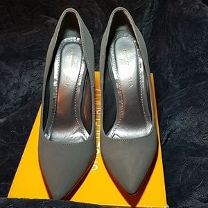 Grey classy pumps.